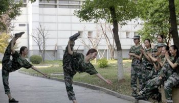 女生軍訓(xùn)時褲子開檔,定做服裝質(zhì)量為何這么水？